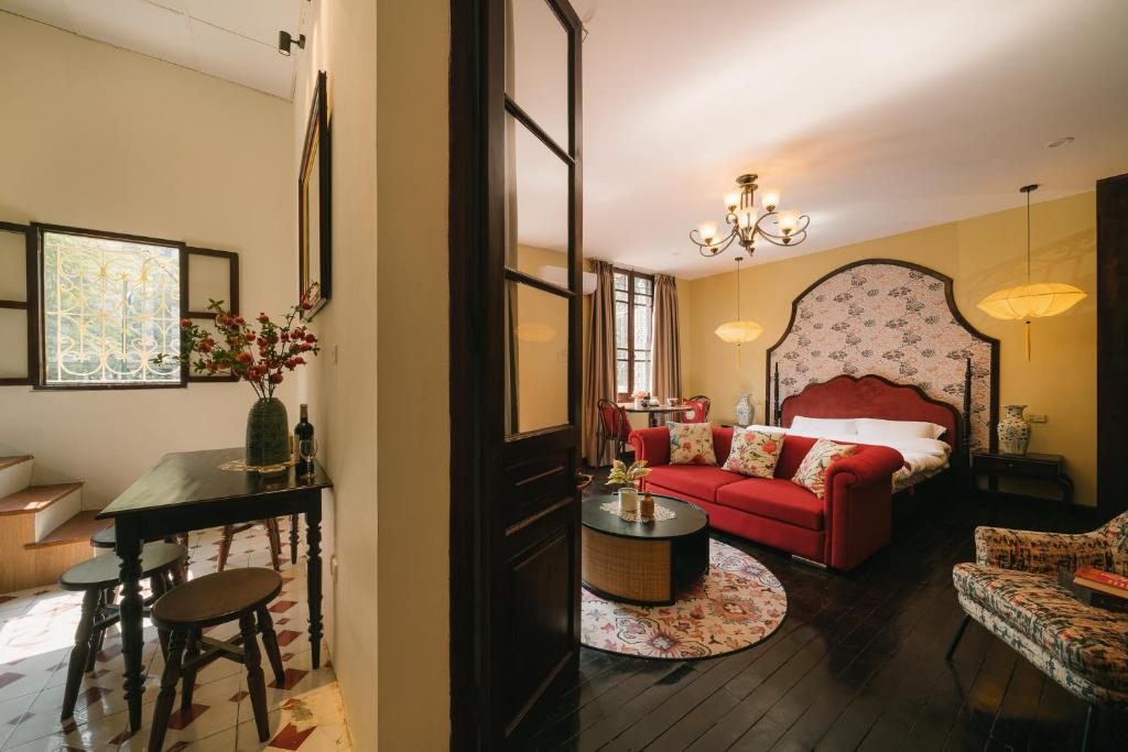 High-class French villa 168m2 by SSens Homes – Hanoi
